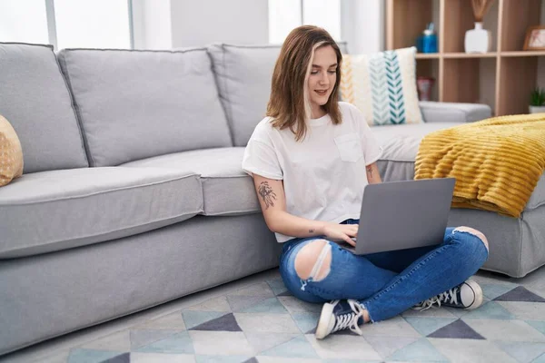 Young Woman Using Laptop Sitting Floor Home — Stock fotografie