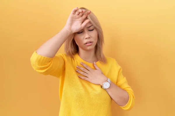 病気や熱のために額に触れる黄色のセーターを着て若い白人女性 インフルエンザや風邪 ウイルス病 — ストック写真