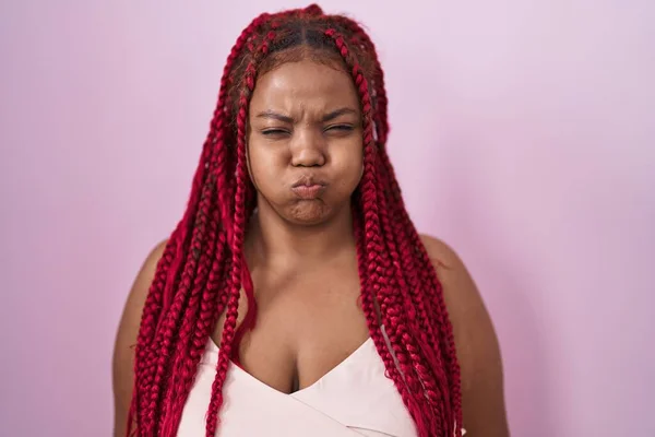 Afrikkalainen Amerikkalainen Nainen Punottu Hiukset Seisoo Vaaleanpunainen Tausta Turvotusta Posket — kuvapankkivalokuva