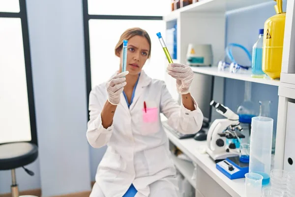 Joven Científica Hispana Sosteniendo Tubos Ensayo Laboratorio — Foto de Stock