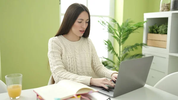 Young Beautiful Hispanic Woman Student Using Laptop Studying Home —  Fotos de Stock