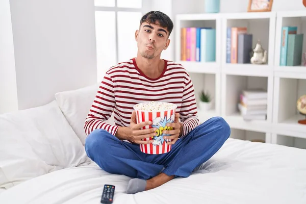Ung Latinamerikan Äter Popcorn Sittandes Sängen Och Tittar Film Som — Stockfoto