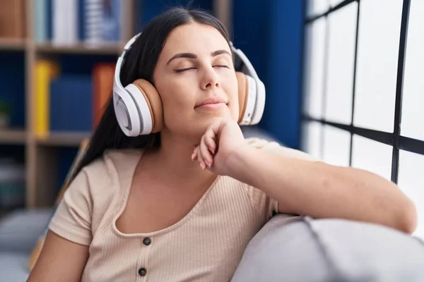 Jonge Mooie Spaanse Vrouw Luisteren Naar Muziek Ontspannen Bank Thuis — Stockfoto