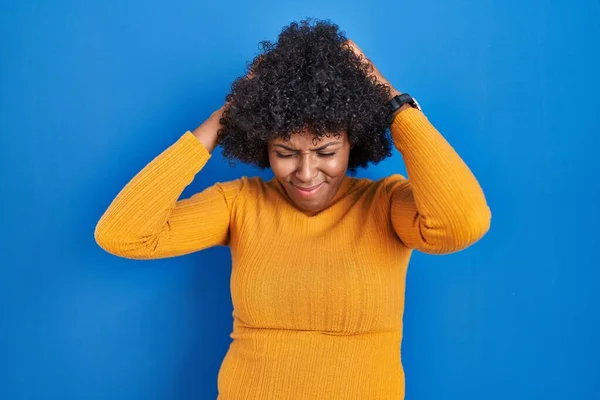 Black Woman Curly Hair Standing Blue Background Suffering Headache Desperate — Stock Photo, Image