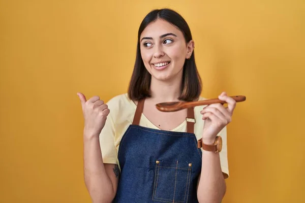 Spanierin Isst Gesunden Kochlöffel Lächelnd Mit Glücklichem Gesicht Und Zeigt — Stockfoto