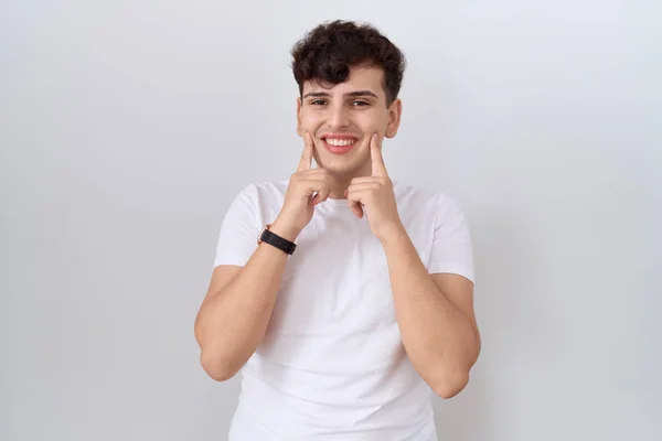 Pemuda Non Biner Mengenakan Kaos Putih Santai Tersenyum Dengan Mulut — Stok Foto