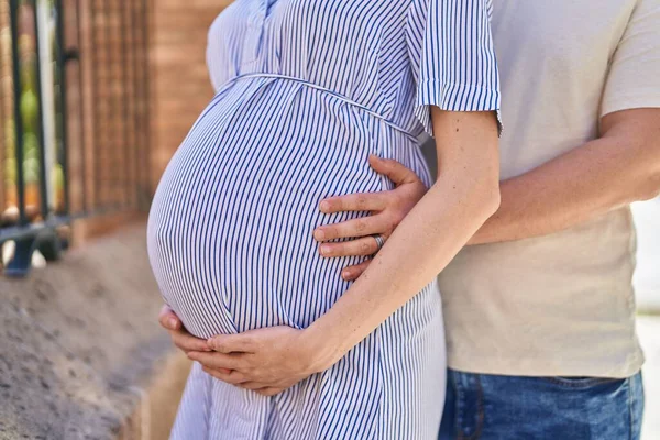 Mann Und Frau Umarmen Sich Und Erwarten Baby Auf Der — Stockfoto