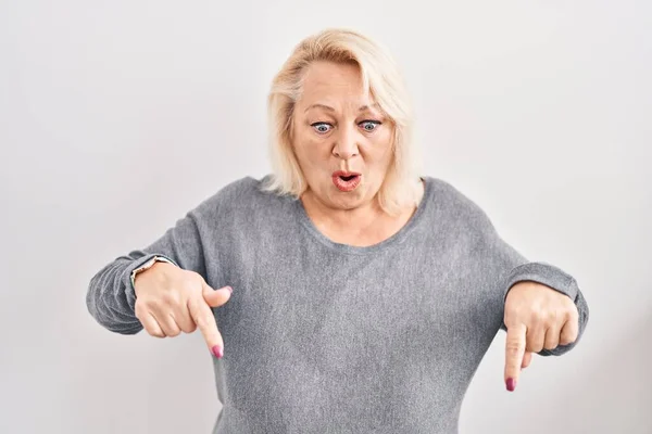 Beyaz Arka Plan Üzerinde Duran Orta Yaşlı Beyaz Kadın Parmaklarını — Stok fotoğraf