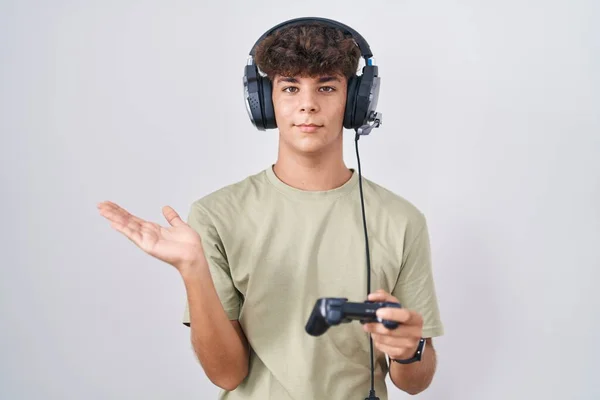 Adolescente Hispânico Jogando Vídeo Game Segurando Controlador Sorrindo Alegre Apresentando — Fotografia de Stock