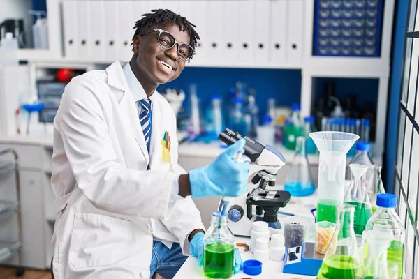 Afrikaanse Amerikaanse Man Wetenschapper Gieten Vloeistof Reageerbuis Laboratorium — Stockfoto