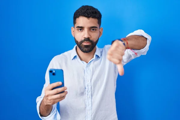 Homme Hispanique Avec Barbe Utilisant Message Dactylographie Smartphone Regardant Malheureux — Photo