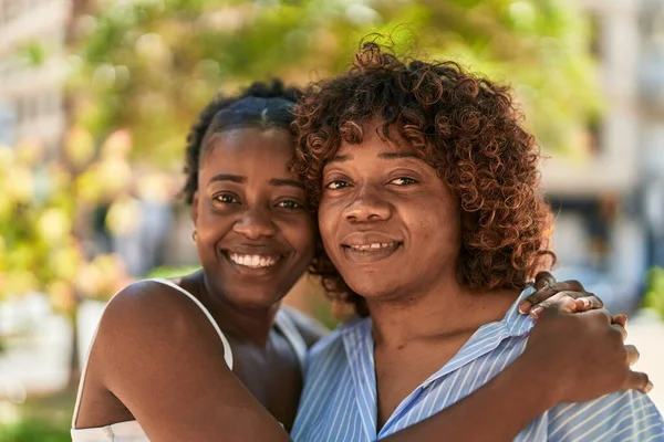 African American Women Mother Daughter Hugging Each Other Park — Stockfoto