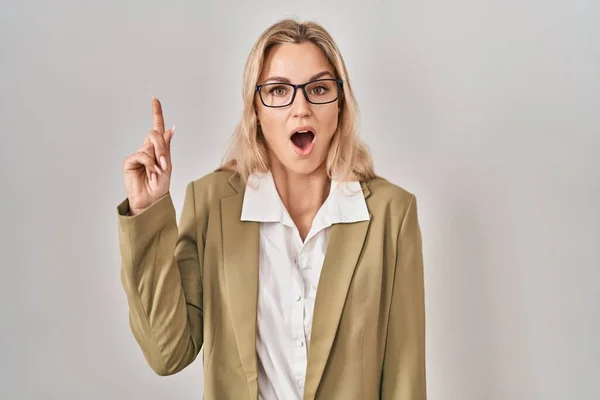 Young Caucasian Woman Wearing Glasses Pointing Finger Successful Idea Exited — Stock Photo, Image