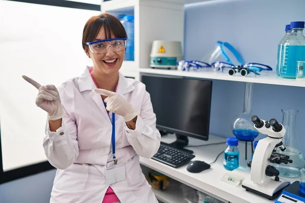 Young Brunette Woman Working Scientist Laboratory Smiling Looking Camera Pointing — Foto Stock