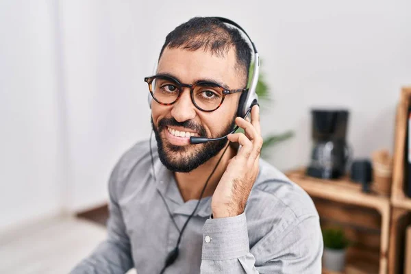 Jonge Spaanse Man Call Center Agent Glimlachend Vol Vertrouwen Werken — Stockfoto