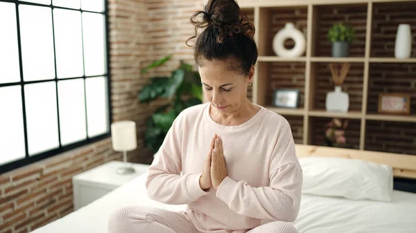 Middle Age Hispanic Woman Doing Yoga Exercise Sitting Bed Bedroom — Stok fotoğraf