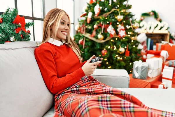 Jovem Caucasiana Jogando Videogame Sentado Sofá Pela Árvore Natal Casa — Fotografia de Stock