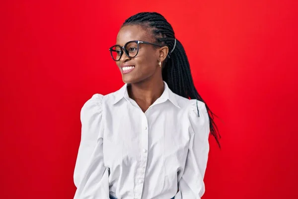 Kırmızı Arka Planda Dikilmiş Örgü Ören Afrikalı Kadın Yüzünde Gülümseme — Stok fotoğraf