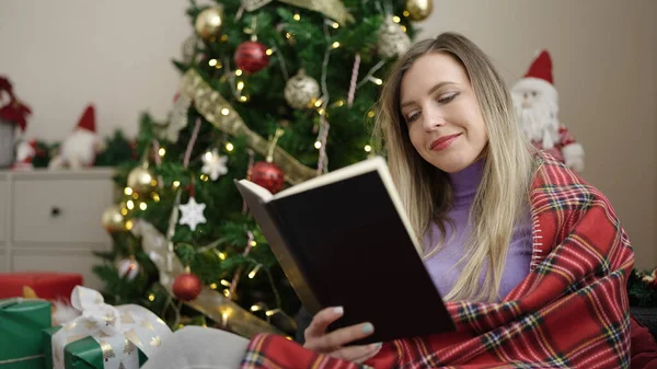 Mladá Blondýna Žena Čtení Knihy Sedí Pohovce Vánočního Stromku Doma — Stock fotografie