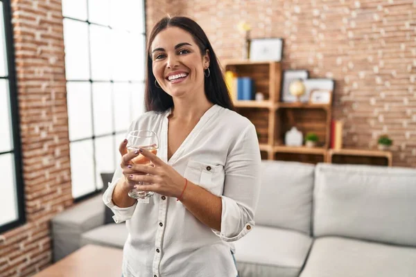 Jonge Mooie Spaanse Vrouw Die Thuis Glas Wijn Drinkt — Stockfoto