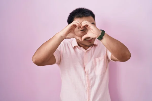Pembe Arka Planda Duran Çinli Genç Adam Kalp Şeklinde Elleriyle — Stok fotoğraf