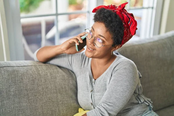 Mujer Afroamericana Hablando Smartphone Sentada Sofá Casa —  Fotos de Stock