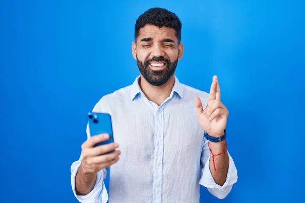 Hispanischer Mann Mit Bart Und Smartphone Tippnachricht Mit Erhobenem Zeigefinger — Stockfoto