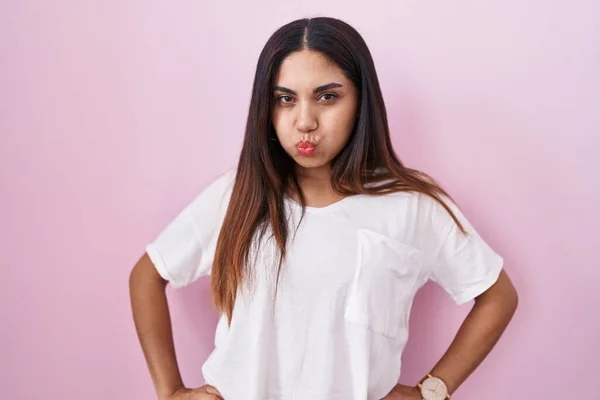 Junge Araberin Die Vor Rosa Hintergrund Steht Und Mit Lustigem — Stockfoto