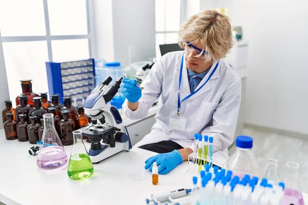 Mladý Blond Muž Vědec Drží Vzorek Pinzetou Laboratoři — Stock fotografie
