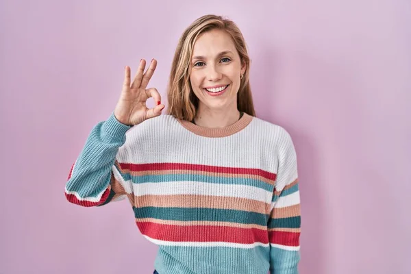 Young Blonde Woman Standing Pink Background Smiling Positive Doing Sign — Foto de Stock