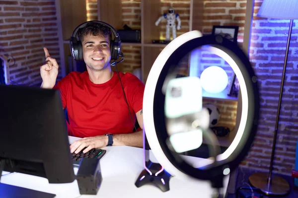 Νεαρός Ισπανός Που Παίζει Βιντεοπαιχνίδια Ηχογραφώντας Smartphone Χαμογελώντας Χαρούμενος Δείχνοντας — Φωτογραφία Αρχείου