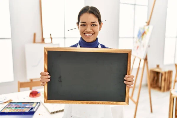 Young Latin Woman Smiling Confident Holding Blackboard Art Studio — Fotografia de Stock