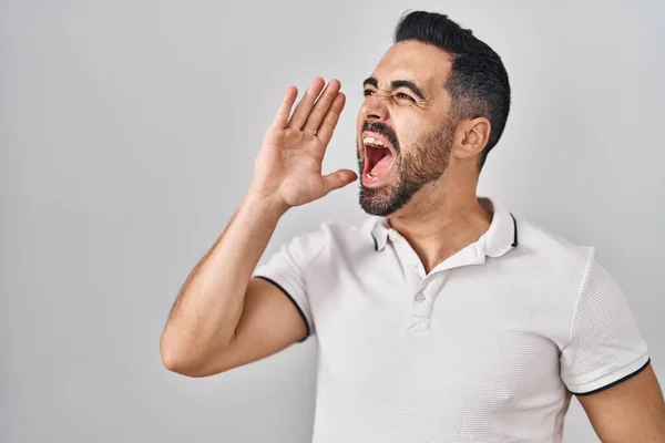Mladý Hispánec Vousy Oblečený Neformálního Oblečení Přes Bílé Pozadí Křičící — Stock fotografie