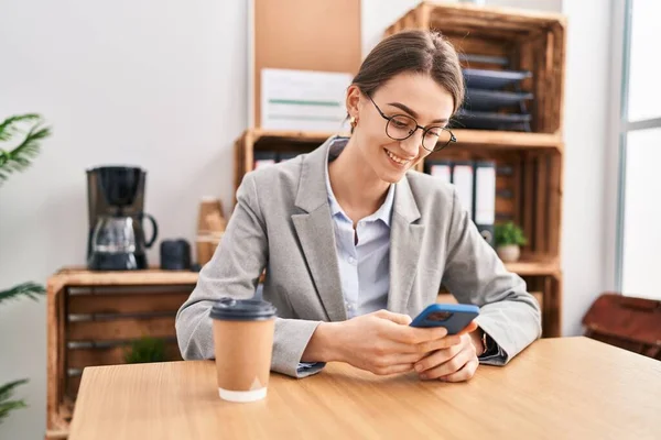 Young Caucasian Woman Business Worker Using Smartphone Drinking Coffee Office — Fotografia de Stock
