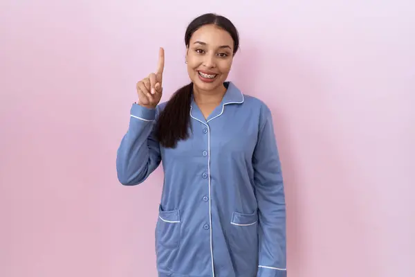 Mladá Arabka Žena Modrém Pyžamu Ukazuje Ukazuje Prstem Číslo Jedna — Stock fotografie