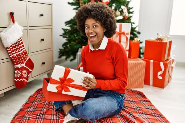 Jong Afrikaans Amerikaans Vrouw Unboxing Gift Zitten Door Kerstboom Thuis — Stockfoto