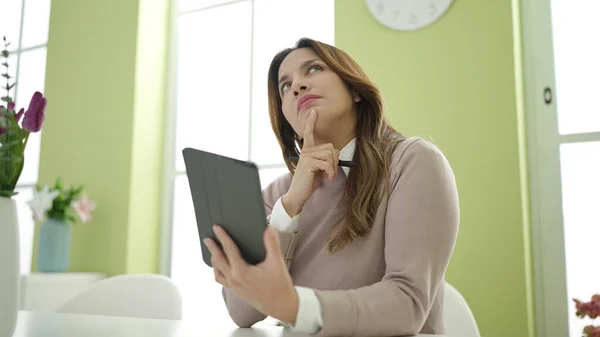 Jovem Bela Mulher Hispânica Usando Touchpad Com Expressão Dúvida Casa — Fotografia de Stock