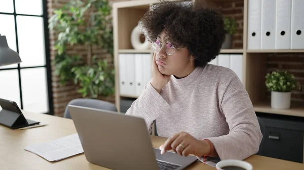 年轻的非洲裔美国女商人厌倦了使用笔记本电脑在办公室工作 — 图库照片