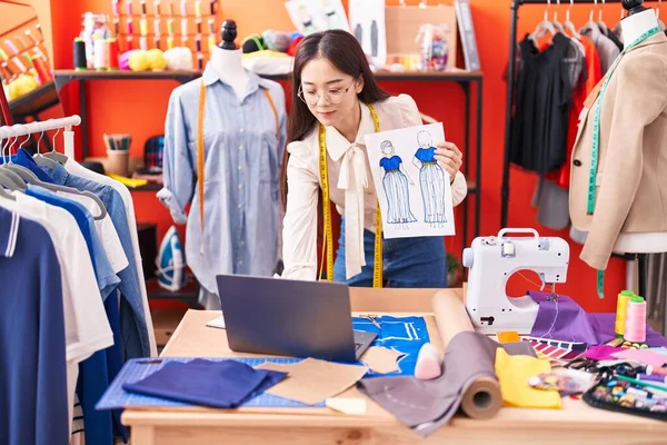 Young Chinese Woman Tailor Having Video Call Showing Clothing Design — Stock Fotó