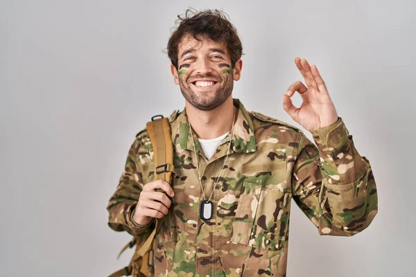 Spanskættede Unge Mann Med Kamuflasjeuniform Smiler Positivt Med Skilt Med – stockfoto