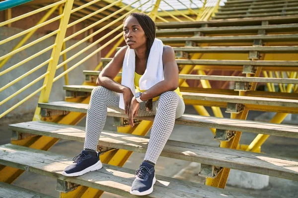 Αφροαμερικανή Που Κάθεται Στις Σκάλες Χαλαρώνοντας Στο Δρόμο — Φωτογραφία Αρχείου
