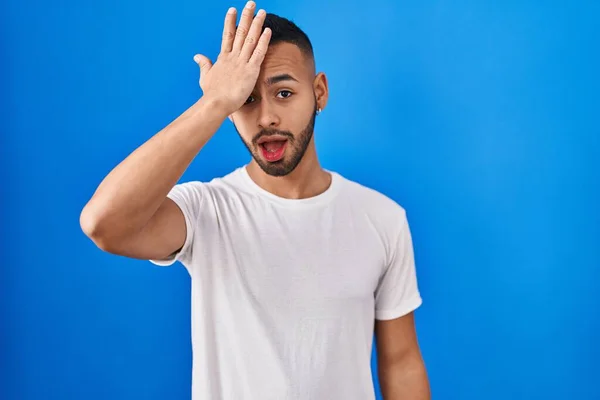 Young Hispanic Man Standing Blue Background Surprised Hand Head Mistake — Stock fotografie