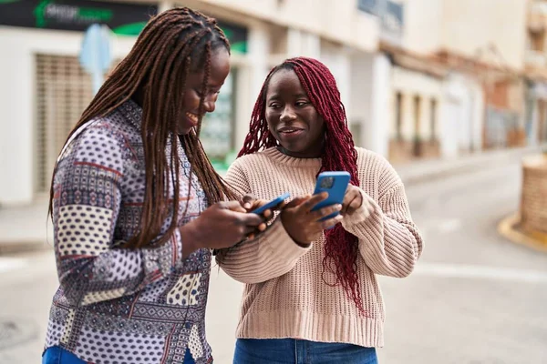 Afro Américaine Femmes Amis Souriant Confiant Utilisant Smartphone Rue — Photo