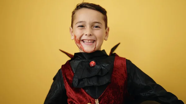 Entzückender Hispanischer Junge Halloween Kostüm Lächelt Selbstbewusst Vor Isoliertem Gelben — Stockfoto
