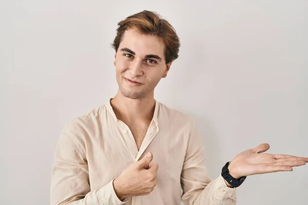 Young Man Standing Isolated Background Showing Palm Hand Doing Gesture — Stock fotografie