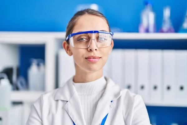 年轻的女科学家笑着自信地站在实验室 — 图库照片