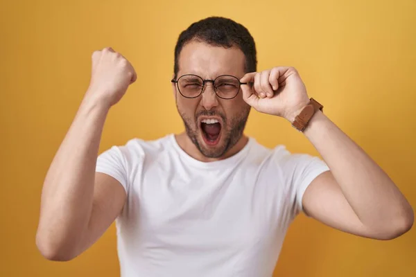 Hombre Hispano Sosteniendo Gafas Molesto Frustrado Gritando Con Ira Gritando —  Fotos de Stock