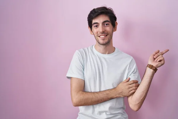 Молодий Іспаномовний Чоловік Стоїть Над Рожевим Тлом Великою Посмішкою Обличчі — стокове фото