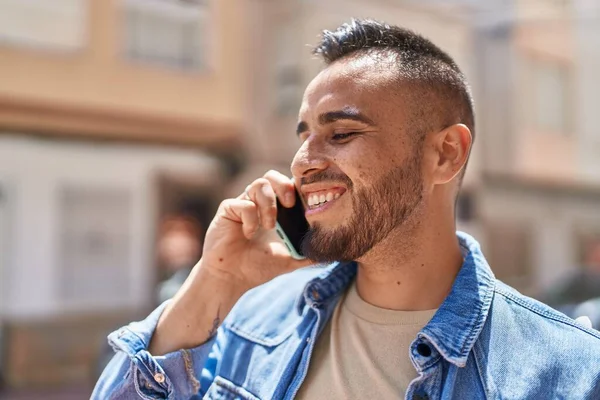 Młody Latynos Uśmiecha Się Pewnie Rozmawiając Przez Telefon Ulicy — Zdjęcie stockowe