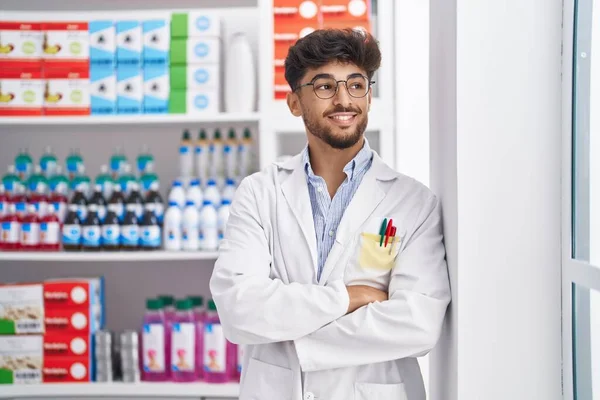Молодий Арабський Чоловік Фармацевт Усміхнений Впевнений Стоїть Руках Схрещений Жест — стокове фото